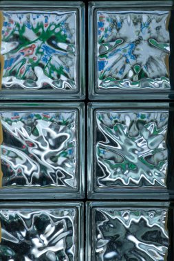 Cam blok duvarı arka plan için kapanıyor. Tuğla duvarda şeffaf renk soyutlaması