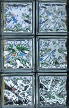 Cam blok duvarı arka plan için kapanıyor. Tuğla duvarda şeffaf renk soyutlaması