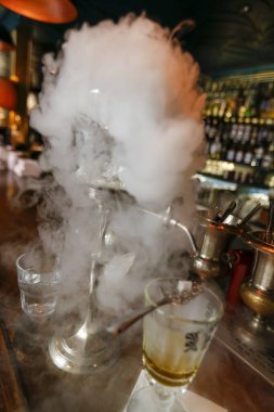 Prag 'ın eski kasabasındaki barda geleneksel absent hazırlığı