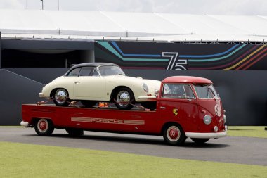 Sao Paulo, Brezilya. 18nov, 23. Volkswagen karavanı Sao Paulo, Brezilya 'da bir otomobil fuarı sırasında Porsche Carrera taşıyor.