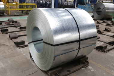 Bir fabrikada çelik levha rulosu. Fabrikanın çelik ruloları. Depoda çelik şeritler var. Depoda çelik bobinler, ağır endüstriler. Bir bitkide çelik yaprak ruloları, galvanize bobin.