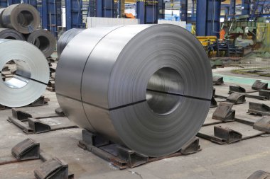 Bir fabrikada çelik levha rulosu. Fabrikanın çelik ruloları. Depoda çelik şeritler var. Depoda çelik bobinler, ağır endüstriler. Bir bitkide çelik yaprak ruloları, galvanize bobin.