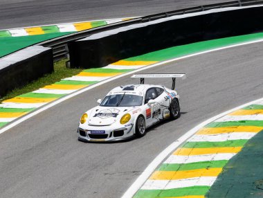 Sao Paulo, Brezilya 18 Kasım 2023 - Porsche yarış arabası asfalt pistinde dönüyor