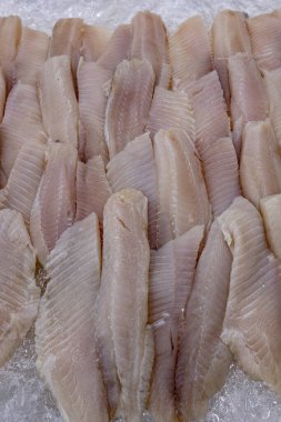 Balık satıcısının rafındaki buzda saklanmış hake fileto balığı. Santos şehri, Brezilya. Portekizce balık adı ve fiyatı