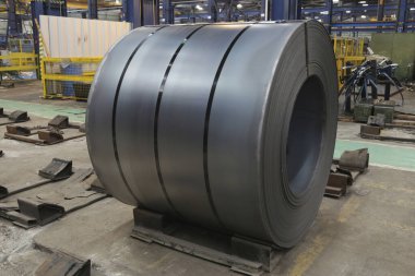 Soğuk haddelenmiş çelik rulo depolama alanı çelik sanayi tesisi.