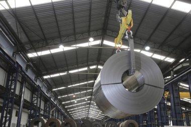 Soğuk haddelenmiş çelik rulo depolama alanı çelik sanayi tesisi.