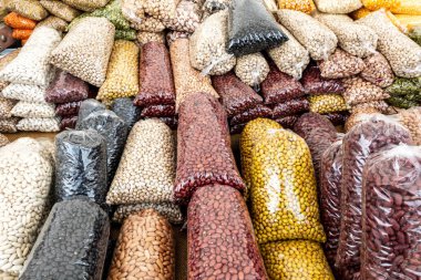 Brezilya 'nın Sao Paulo kentindeki geleneksel bir sokak pazarında çeşitli fasulye türleri paketlenip satıldı.