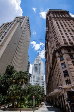 Eski Sao Paulo Merkezi, Brezilya. Altino Arantes Binası (beyaz), aynı zamanda Banespa, Santander ve Martinelli Binası (kahverengi) olarak da bilinir.