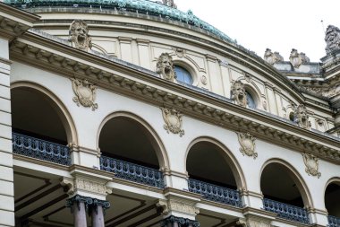 Sao Paulo, Brezilya - Aralık 2024: Brezilya 'nın ana opera binası ve kentin simgelerinden biri olan Belediye Tiyatrosu' nun görkemli cephesinin ayrıntıları.