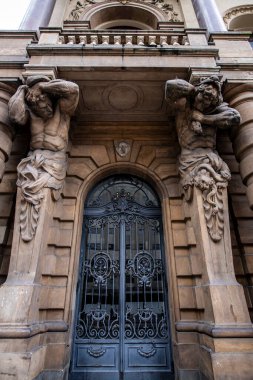 Sao Paulo, Brezilya - Aralık 2024: Brezilya 'nın ana opera binası ve kentin simgelerinden biri olan Belediye Tiyatrosu' nun görkemli cephesinin ayrıntıları.