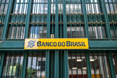 Sao Paulo, SP, Brezilya - 29 Aralık 2024 - Banka şubesi cephesi, reklam levhası ve logosu. Banco do Brasil 'in banka şubesinin harf ve logosuna yakın çekim.
