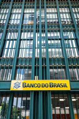 Sao Paulo, SP, Brezilya - 29 Aralık 2024 - Banka şubesi cephesi, reklam levhası ve logosu. Banco do Brasil 'in banka şubesinin harf ve logosuna yakın çekim.