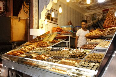 Marakeş, Fas - 28 Mayıs 2019 - Jemaa el-Fnaa 'da satılacak şekerler Marakeş' in Medine Mahallesi 'nde (eski şehir) bir kare ve pazar yeridir.).