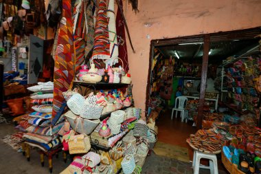 Marakeş, Morroco - 28 Mayıs 2019 - Marakeş, Fas 'taki Jamaa el Fna meydanında (ayrıca Jemaa el Fna, Djema el-Fna veya Djemaa el-Fnaa) sokak satıcıları ve turistler