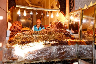 Marakeş, Fas - 28 Mayıs 2019 - Jemaa el-Fnaa 'da satılacak şekerler Marakeş' in Medine Mahallesi 'nde (eski şehir) bir kare ve pazar yeridir.).