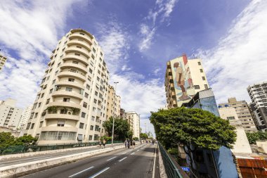 Sao Paulo, Brezilya - 26 Ocak 2024: Minhocao (Elevado Presidente Joao Goulart) olarak bilinen yüksek otobanda hafta sonunun keyfini çıkaran insanlar, otomobiller için kapalıyken,