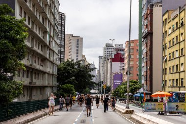 Sao Paulo, Brezilya - 26 Ocak 2024: Minhocao (Elevado Presidente Joao Goulart) olarak bilinen yüksek otobanda hafta sonunun keyfini çıkaran insanlar, otomobiller için kapalıyken,