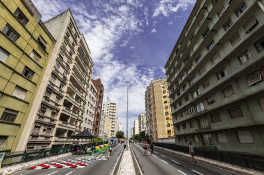 Sao Paulo, Brezilya - 26 Ocak 2024: Minhocao (Elevado Presidente Joao Goulart) olarak bilinen yüksek otobanda hafta sonunun keyfini çıkaran insanlar, otomobiller için kapalıyken,