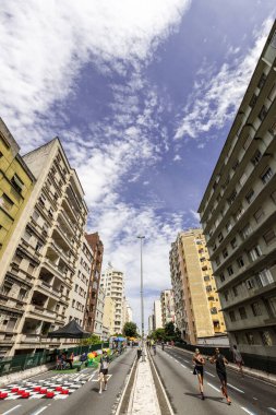 Sao Paulo, Brezilya - 26 Ocak 2024: Minhocao (Elevado Presidente Joao Goulart) olarak bilinen yüksek otobanda hafta sonunun keyfini çıkaran insanlar, otomobiller için kapalıyken,