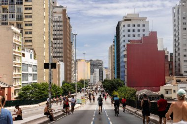 Sao Paulo, Brezilya - 26 Ocak 2024: Minhocao (Elevado Presidente Joao Goulart) olarak bilinen yüksek otobanda hafta sonunun keyfini çıkaran insanlar, otomobiller için kapalıyken,