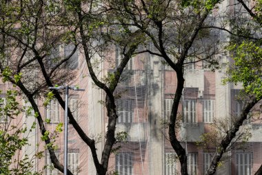 Brezilya 'nın Sao Paulo şehrinin merkezindeki Joao Goulart viyadükünün etrafındaki eski bina.