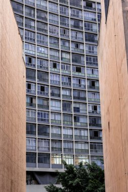 Brezilya 'nın Sao Paulo şehrinin merkezindeki Joao Goulart viyadükünün etrafındaki eski bina.