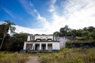 Brezilya, Sao Paulo eyaletinin kırsal kesimindeki terk edilmiş küçük hidroelektrik santralinin makine dairesi.