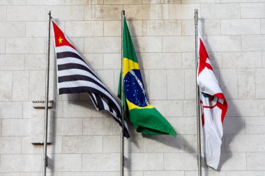 Sao Paulo Belediye Binası cephesi, Brezilya ve Sao Paulo 'nun bayraklarıyla inşa ediliyor.