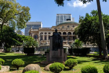 Sao Paulo Belediye Tiyatrosu manzarası, yirminci yüzyılın başlarında Brezilya 'nın Sao Paulo şehrinin merkezindeki Ramos de Azevedo meydanının yanında inşa edilmiştir.