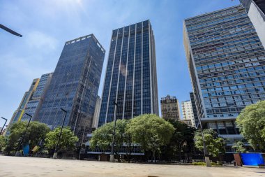 Sampaio Moreira Binası, Sao Paulo 'nun ilk gökdeleni, Anhangaba Vadisi' nden Brezilya 'nın merkezindeki iki modern bina arasında görüldü.