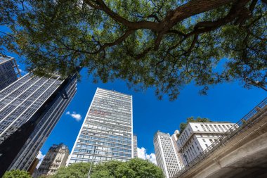 Sampaio Moreira Binası, Sao Paulo 'nun ilk gökdeleni, Anhangaba Vadisi' nden Brezilya 'nın merkezindeki iki modern bina arasında görüldü.