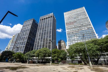 Sampaio Moreira Binası, Sao Paulo 'nun ilk gökdeleni, Anhangaba Vadisi' nden Brezilya 'nın merkezindeki iki modern bina arasında görüldü.