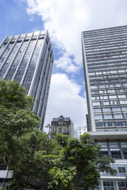 Sampaio Moreira Binası, Sao Paulo 'nun ilk gökdeleni, Anhangaba Vadisi' nden Brezilya 'nın merkezindeki iki modern bina arasında görüldü.