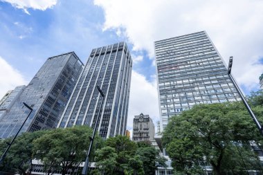Sampaio Moreira Binası, Sao Paulo 'nun ilk gökdeleni, Anhangaba Vadisi' nden Brezilya 'nın merkezindeki iki modern bina arasında görüldü.