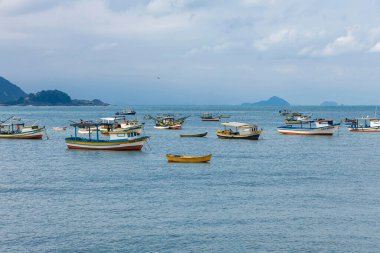 Guaruja, Sao Paulo Eyaleti, Brezilya, Mayıs 03, 2025. Sao Paul eyaletinin Guaruja 'daki Pereque sahilinde balıkçı tekneleri.