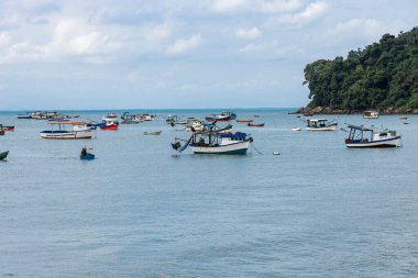 Guaruja, Sao Paulo Eyaleti, Brezilya, Mayıs 03, 2025. Sao Paul eyaletinin Guaruja 'daki Pereque sahilinde balıkçı tekneleri.
