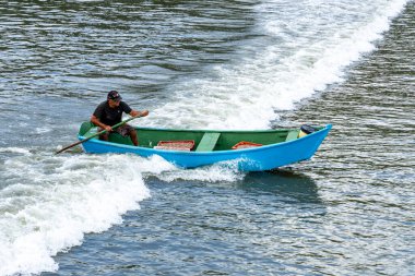 Pereque Sahili, Guaruja, Sao Paulo Eyaleti, Brezilya - Mayıs 2003, 2025 - balıkçı teknesinde kürek çekiyor ve bir günlük balık avından sonra sahile gidiyor.