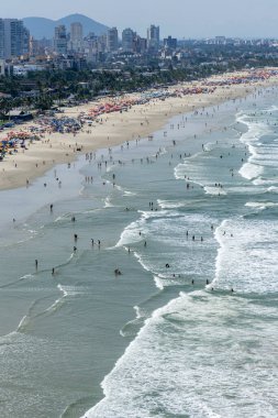 Güneşli bir günde Enseada sahilinin havadan görünüşü. Guaruja, Sao Paulo Eyaleti, Brezilya