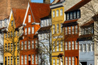 Danimarka 'nın Kopenhag kentindeki popüler Nyhavn bölgesi renkli bina cepheleriyle