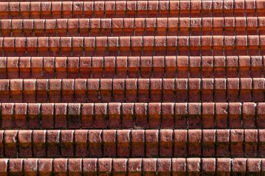 Taşralı ve sağlam görünümlü tuğla merdivenler tuğlaların doğal dokusunu sergiliyor..