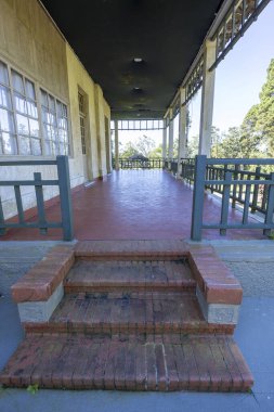 Sao Bernardo do do Campo, Sao Paulo, Brezilya - 18 Haziran 2025: Santos ve Sao Paulo 'yu bağlayan bir yol üzerinde bulunan Alto da Serra' nın eski bir ziyaretçi evinin detayları. Artık Caminhos do Mar 'ın bir parçası.