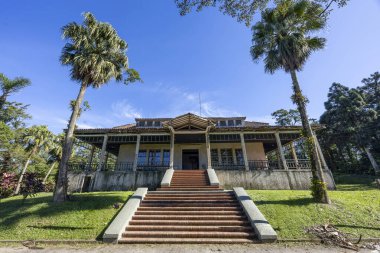 Sao Bernardo do do Campo, Sao Paulo, Brezilya - Haziran 18, 2025: Santos ve Sao Paulo 'yu bağlayan bir yol üzerinde bulunan Alto da Serra' nın eski bir ziyaretçi evinin cephesi. Artık Caminhos do Mar 'ın bir parçası.