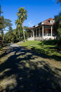 Sao Bernardo do do Campo, Sao Paulo, Brezilya - 18 Haziran 2025: Santos ve Sao Paulo 'yu bağlayan bir yol üzerinde bulunan Alto da Serra' nın eski bir ziyaretçi evinin detayları. Artık Caminhos do Mar 'ın bir parçası.