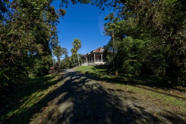 Sao Bernardo do do Campo, Sao Paulo, Brezilya - 18 Haziran 2025: Santos ve Sao Paulo 'yu bağlayan bir yol üzerinde bulunan Alto da Serra' nın eski bir ziyaretçi evinin detayları. Artık Caminhos do Mar 'ın bir parçası.