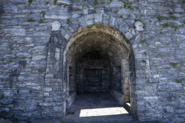 Serra do Mar State Park, Sao Bernardo do Campo, Sao Paulo, Brazil- 18 Haziran 2025. Serra do Mar 'ın kalbinde bir yaz gününde taştan yapılmış büyük, iki katlı bir 17. yüzyıl evi.. 