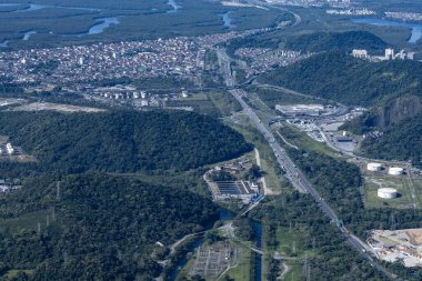 Cubatao, Brezilya - 3 Temmuz 2025: Sao Paulo kıyısındaki Parque Caminhos do Mar 'dan Küba' nın endüstriyel manzarasının görüntüsü.