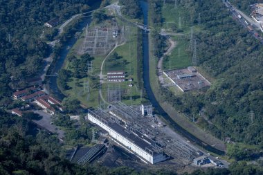 Cubatao, Brezilya - 3 Temmuz 2025: Sao Paulo kıyısındaki Parque Caminhos do Mar 'dan Küba' nın endüstriyel manzarasının görüntüsü.
