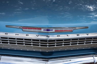 Aguas de Lindoia SP, Brezilya - 20 Haziran 2025 - açık hava klasik araba fuarı. Tarihi Chevrolet araba modelinin logosunu kapat.