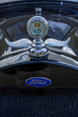 Aguas de Lindoia SP, Brezilya - 20 Haziran 2025 - açık hava klasik araba fuarı. Tarihi Ford araba modelinin logosunun yakın çekimi.