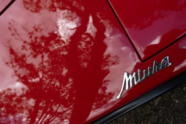 Aguas de Lindoia SP, Brezilya - 20 Haziran 2025 - açık hava klasik araba fuarı. Tarihi Miura Brezilyalı araba modeli logosunun yakın çekimi.